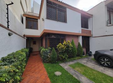 Casa · 240m² · 4 Dormitorios · 2 Estacionamientos · Casa Remodelada con Lindo Jardín