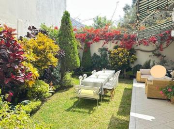 Casa de 5 habitaciones, Lima · La Molina: Venta de Casa en Esquina, Dos Pisos, Frente a Parque. Excelente Ubicacion