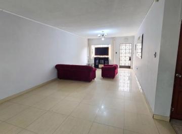 Casa · 246m² · 5 Dormitorios · 1 Estacionamiento · Vendo Casa Independiente de 2 Pisos y Azotea Frente Al Parque Madrid - San Rafael Cercado Lima