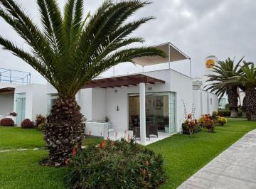 Casa de 4 habitaciones, Cañete · Luminosa y Acogedora Casa de Playa en Esquina, con Vista Al Mar y Lindos Jardines.