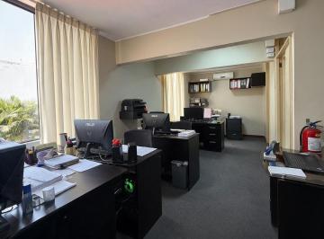 Casa · 237m² · 2 Estacionamientos · Alquiler de Casa Como Oficina de 3 Pisos en Magdalena