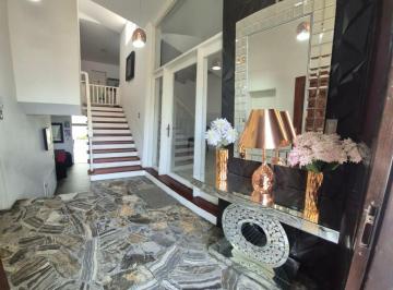 Casa totalmente remodelada en 2022, ubicada en una tranquila zona residencial de · Hermosa Casa Totalmente Remodelada en San Borja Sur – Piscina, Jardín y 4 Estacionamientos