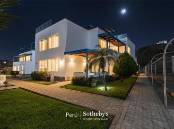 Casa · 179m² · 5 Dormitorios · 1 Estacionamiento · Tu Refugio Frente Al Mar Te Espera en Playa Azul, Cañete