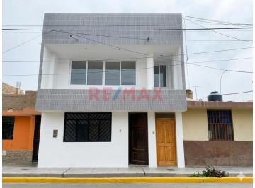 Casa · 388m² · 6 Dormitorios · Se Vende Casa de 2 Pisos en Las Lomas de Huanchaco