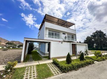 Casa · 399m² · 4 Dormitorios · 2 Estacionamientos · Alquiler de Espectacular Casa de Campo 3 Pisos con Piscina, Jacuzzi y Amplia Terraza