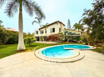 Casa · 320m² · 4 Dormitorios · 3 Estacionamientos · Ideal Para Familias Que Buscan Amplitud con Piscina, Amplio Jardín y Tranquilidad