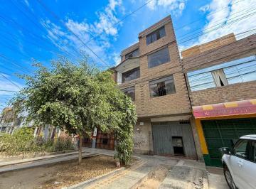 Casa · 425m² · 7 Dormitorios · 2 Estacionamientos · Casa en Venta en El Agustino