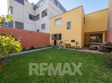 Casa · 180m² · 3 Dormitorios · 2 Estacionamientos · Vendo Casa con 2 Cocheras en Av Las Nazarenas Urb. Las Gardenias