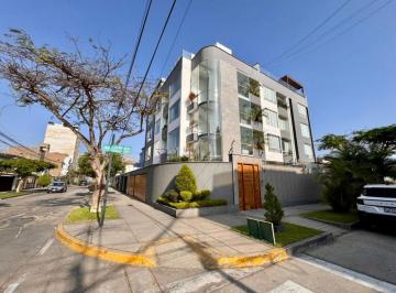 Departamento de 3 habitaciones, Lima · Con Ascensor a Pasos de Benavides y Caminos del Inca - Edificio Remodelado