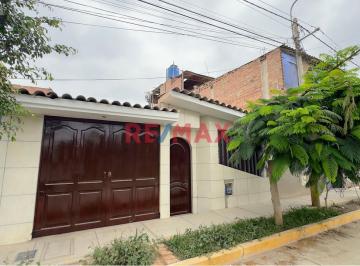 Casa · 110m² · 2 Dormitorios · Casa en Venta Frente a Parque en La Urb Milagro de Dios Jlo (G. Yalico)