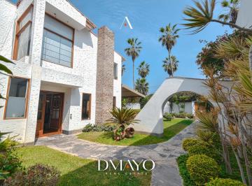 Casa · 276m² · 4 Dormitorios · 4 Estacionamientos · Venta de Casa con 02 Bungalows Independientes