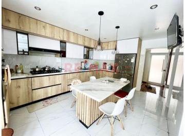 Casa de 6 habitaciones, Lima · Casa en Alquiler Frente a Parque en San Miguel