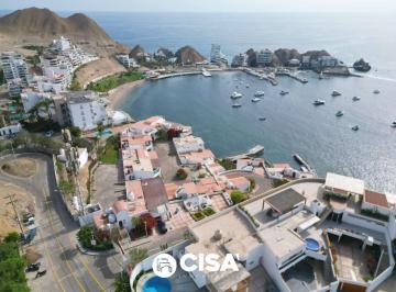 Casa · 500m² · 9 Dormitorios · 4 Estacionamientos · Casa de Lujo en Condominio Privado en Santa Maria
