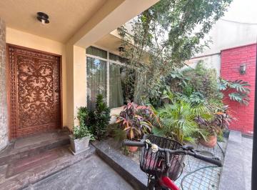 Casa · 230m² · 7 Dormitorios · 3 Estacionamientos · Se Vende Casa en Santiago de Surco Cerca a Ovalo Higuereta