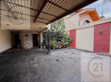 Casa · 230m² · 7 Dormitorios · 3 Estacionamientos · Se Vende Casa en Santiago de Surco Cerca a Ovalo Higuereta