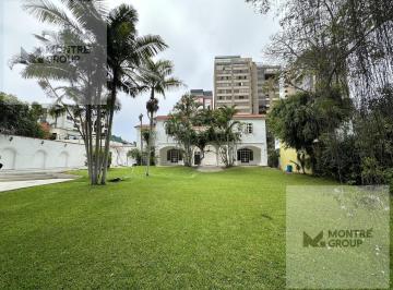 Casa · 582m² · 4 Dormitorios · 4 Estacionamientos · Alquiler de Hermosa Casa, con Divino Jardín y Piscina, a Media Cuadra del Golf.