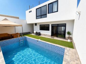 Casa · 184m² · 4 Dormitorios · 2 Estacionamientos · Casa con Piscina en Alquiler a 3 Cuadras de Playa Arica