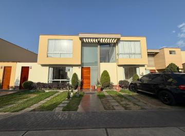 Casa · 210m² · 3 Dormitorios · 4 Estacionamientos · Exclusivo Chalet con Piscina y 4 Estacionamientos en Sol de La Molina!