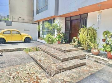Casa · 391m² · 5 Dormitorios · 3 Estacionamientos · Casa en Venta en La Urb. San Borja Sur, San Borja
