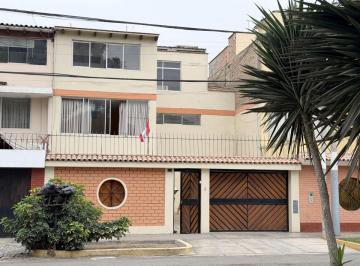 Casa de 3 habitaciones, Lima · Casa en Matellini, Chorrillos - Frente a Parque - Alto Potencial - Para Remodelar.