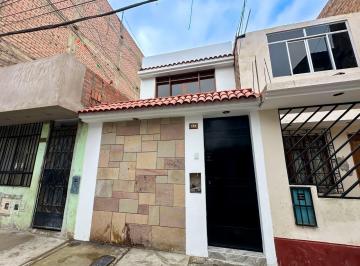 Casa · 174m² · 5 Dormitorios · Se Vende Casa de 2 Pisos Más Azotea en La Urb. San Juan Macias