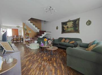 Casa · 300m² · 6 Dormitorios · 1 Estacionamiento · Venta de Impecable Casa en San Juan de Miraflores