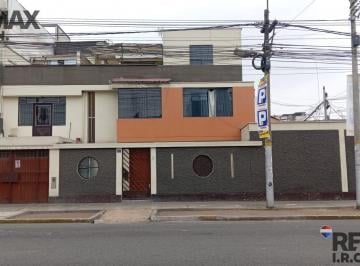 Casa · 315m² · 6 Dormitorios · 1 Estacionamiento · Casa en Venta en San Luis – 241 m² de Terreno en Esquina