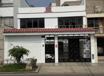 Casa de 7 habitaciones, Lima · Amplia de Casa en Venta - 5 Dorm + 3 Baños + Area de Servicio
