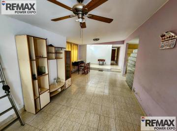 Casa · 297m² · 1 Estacionamiento · Venta de Casa Como Terreno Santa Rosa
