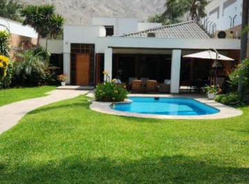 Casa de 4 habitaciones, Lima · Linda Casa con Piscina Temperada en La Planicie 1era Etapa