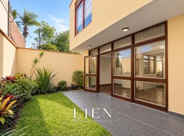 Casa · 257m² · 5 Dormitorios · 2 Estacionamientos · Venta Casa de Tres Niveles Para Remodelar en Surco