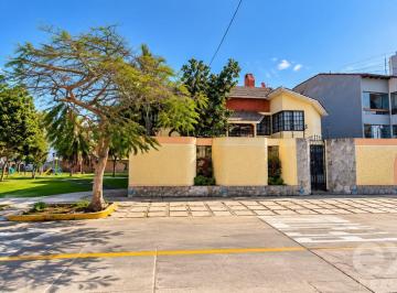 Casa · 482m² · 5 Dormitorios · 4 Estacionamientos · Venta Casa Esquinera 482 m² Frente a Parque/4 Hb