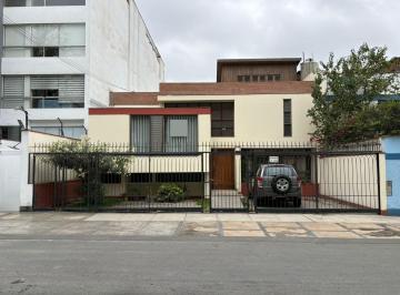 Casa de 4 habitaciones, Lima · Se Vende Casa Como Terreno de 420.36 m² con Param Para 4 Pisos en Urb. Chama, Surco