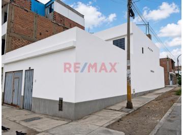 Casa · 153m² · 6 Dormitorios · 1 Estacionamiento · Venta de Casa en Esquina Frente a Parque en Santa Rosa
