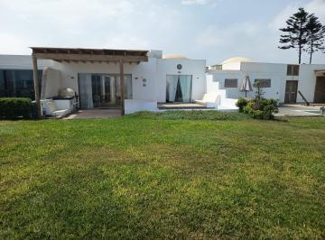 Casa · 182m² · 5 Dormitorios · 2 Estacionamientos · ¡Vendo Linda Casa de Playa en Puerto Nuevo - Km 70!