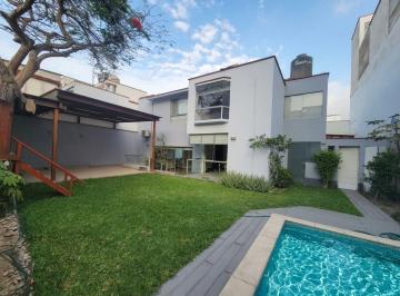 Casa · 219m² · 2 Estacionamientos · Casa en Calle Cerrada con Piscina