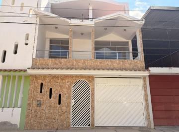 Casa · 194m² · 4 Dormitorios · 1 Estacionamiento · Gran Oportunidad! Se Vende Casa en Urb. Villas del Sol Mz E Lote 4 - 194 m²