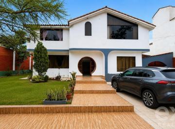 Casa · 389m² · 5 Dormitorios · 7 Estacionamientos · Venta de Casa Independiente/1080 m² Solde La Molina/4 Hb/ 4 Baños /cerca Al Samoa