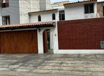 Casa · 198m² · 4 Dormitorios · 3 Estacionamientos · Venta de Casa en Monterrico Chico, Santiago de Surco, Frente a Parque, Urbanización Cerrada