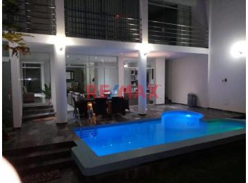 Casa · 256m² · 4 Dormitorios · 3 Estacionamientos · Hermosa y Moderna Casa con Piscina en Huanchaco Tradicional