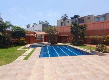 Casa · 950m² · 5 Dormitorios · 4 Estacionamientos · Casa con Piscina en La Molina