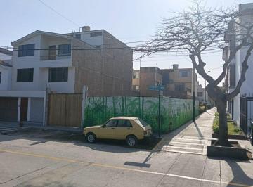 Terreno / Lote , Lima · Excelente Esquina Frente a Parque Urb. Prolg. Benavides 203 m² Param 4 Pisos