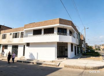 Casa de 3 habitaciones, Lima · En Venta Casa en Esquina Frente a Mercado con 3 Locales Comerciales Primer Piso