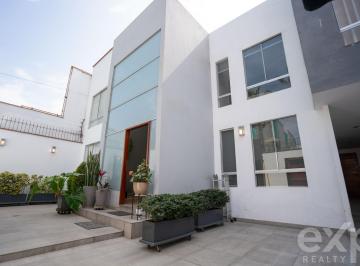 Casa · 463m² · 4 Dormitorios · 2 Estacionamientos · Casa en Venta en Valle Hermoso Surco. Recien Remodelada, Amplio Jardin y Terraza
