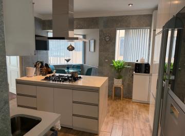 Casa · 647m² · 6 Dormitorios · 5 Estacionamientos · Hermosa Casa en Casuarinas, con Piscina