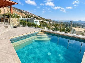 Casa · 647m² · 6 Dormitorios · 5 Estacionamientos · Casa de Lujo en Casuarinas con Piscina y Vista Panorámica | 6 Dorm.