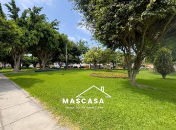 Casa · 700m² · 5 Dormitorios · 4 Estacionamientos · Vendo Casa o Terreno Para Constructor Cerca a Parque