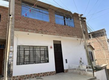 Casa · 958m² · 4 Dormitorios · ¡Oportunidad en Chorrillos! Casa de 2 Pisos con Potencial Ideal Para Vivir o Invertir