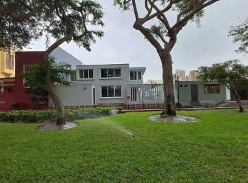 Casa · 187m² · 4 Dormitorios · 2 Estacionamientos · Alquiler de Impecable Casa Remodelada Frente a Parque en San Isidro