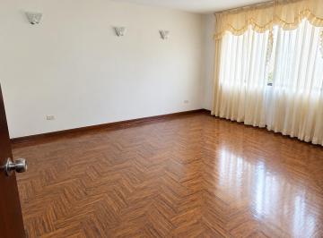 Casa de 4 habitaciones, Arequipa · *¡Casa en Venta Cerca de La Plaza de Characato!*